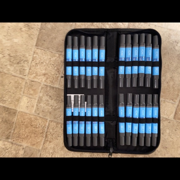 Artist’s loft case with markers - Picture 2 of 2